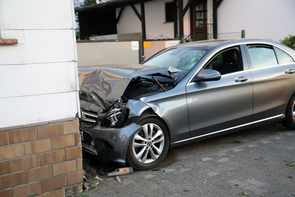 Der betrunkene Mercedes-Fahrer knallte im Babenhausener Ortsteil Harpertshausen mit voller Wucht gegen eine Hauswand.