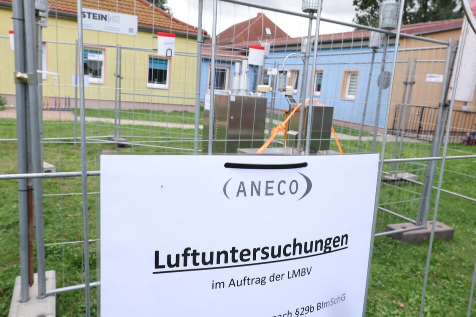 Mit einer Messstation nahe dem Ort des Schwelbrands soll die Qualität der Luft untersucht werden.
