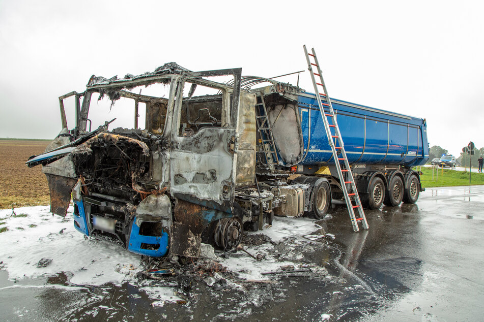 Völlig ausgebrannt! Ein Laster fing am Dienstagnachmittag auf der Chemnitzer Straße (S258) zwischen Pfaffenhain und Niederdorf Feuer.