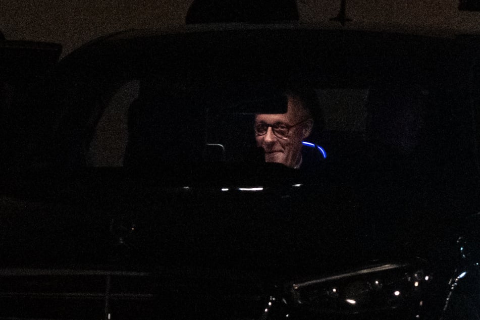 Friedrich Merz (69 CDU) ist mit seinem Auto erst wieder nach Mitternacht aus dem Kanzleramt gefahren.