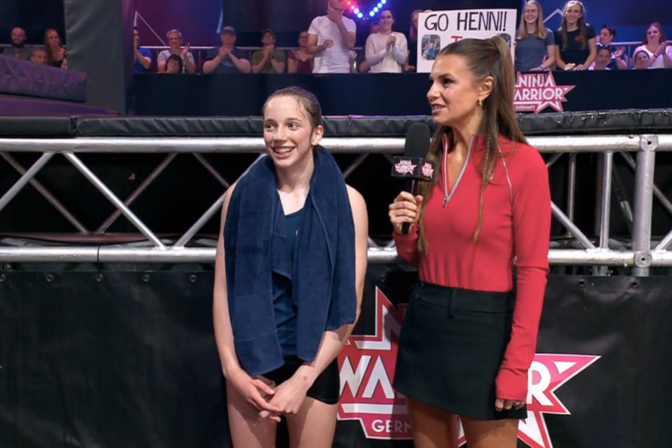 Nach ihrem Lauf strahlt die Schülerin neben Moderatorin Laura Wontorra (36) über beide Ohren.