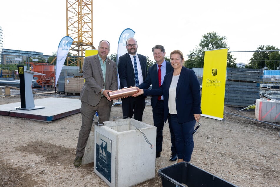 Gestern legten Vertreter von Stadtverwaltung und Landesregierung den Grundstein für das neue BZR.