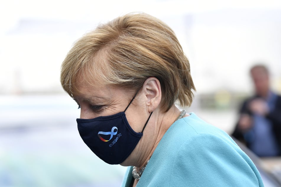 Bundeskanzlerin Angela Merkel trägt bei der Ankunft zur Vorstands-Klausur der CDU/CSU-Bundestagsfraktion eine Maske.