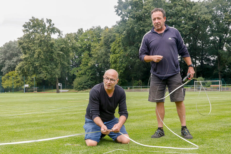 Trikick-Erfinder Sandro Porcu (li.) und Platzwart Frank Printz bereiten gemeinsam das komplizierte Spielfeld in Y-Form vor.