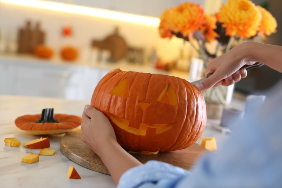 Es ist gebräuchlich, einen Kürbis zu Halloween zu schnitzen.