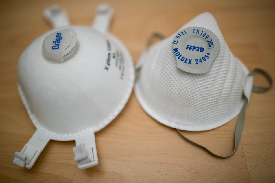 Atemschutzmasken der Schutzklasse FFP2 (r.) und FFP3 liegen auf einem Tisch.
