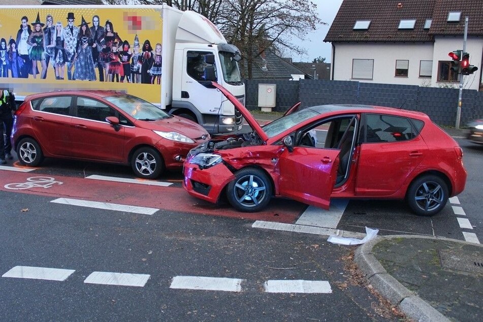 Der rote Seat (r.) der 30-jährigen Unfallverursacherin war nach dem Zusammenprall schwer beschädigt. Die Frau erlitt schwere Verletzungen.