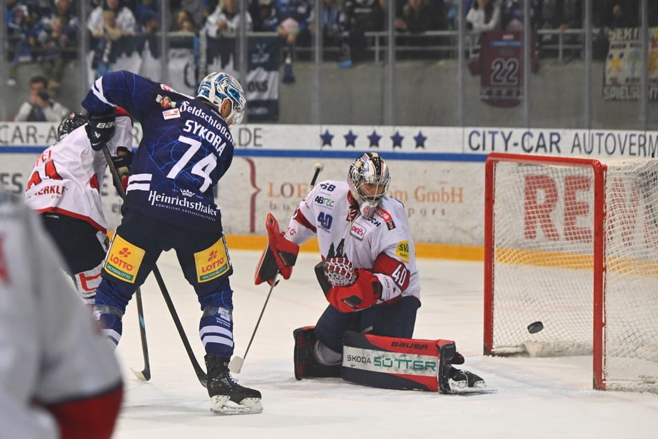 Eislöwe Tomas Sykora (34, M.) scheitert an Freiburgs Goalie Fabian Hegmann.