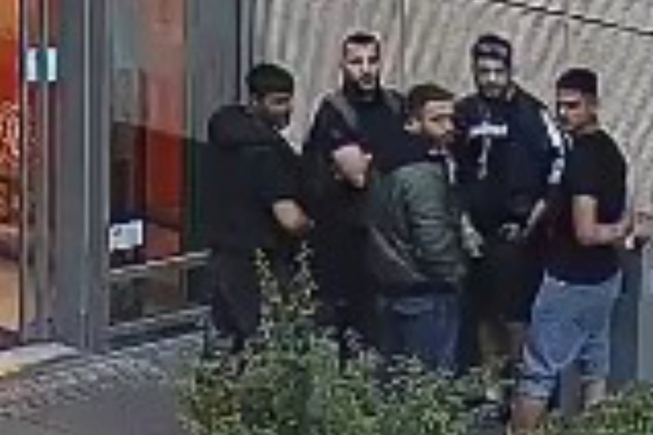 Nach den fünf Männern wird gefahndet.