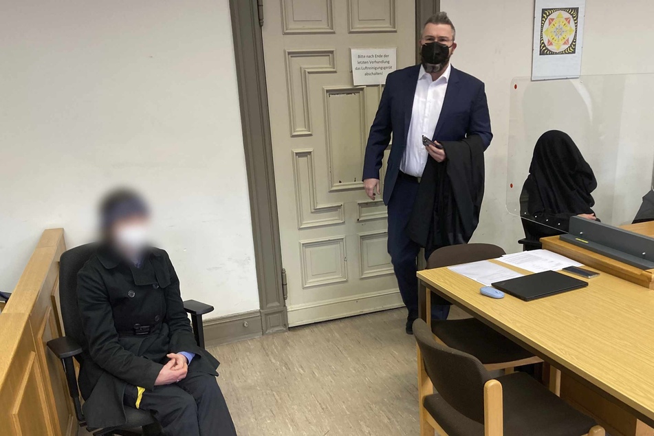 Die beiden Angeklagten, Mutter (63, l) und Tochter (33, r), sitzen zum Auftakt eines Prozesses in einem Saal des Amtsgerichts Hamburg.
