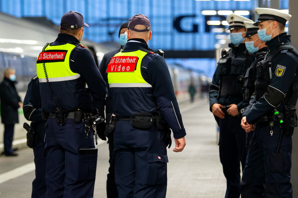 Sicherheitsmitarbeiter der Deutsche Bahn stehen mit Polizisten der Bundespolizei am Hauptbahnhof.