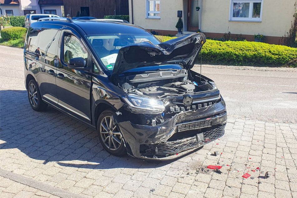Der Transporter wurde am Dienstag schwer beschädigt.