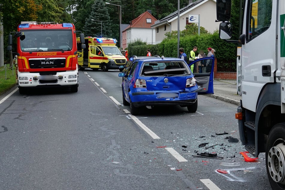 Unfall in Weixdorf: Laster kracht in mehrere Autos