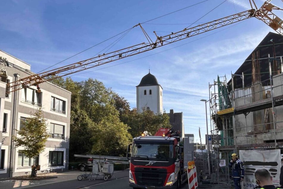 Als der Baukran ein großes Gerät anheben sollte, kippte er plötzlich um ...