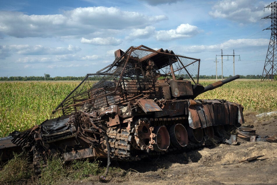 Russland, Sudscha: Ein zerstörter russischer Panzer liegt am Straßenrand.