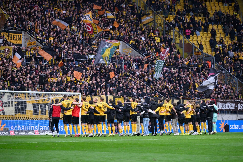 Die Dynamo-Fans feierten ihr Team nach dem grandiosen 6:0-Erfolg am Sonntag. Auf Video-Blogger im Stadion können viele Ultras allerdings verzichten.