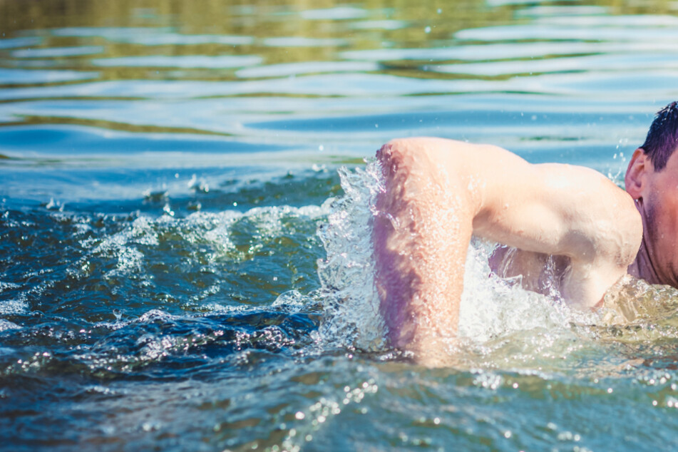 Schwimmend ist ein Mann zwei Dieben im Main gefolgt. (Symbolbild)