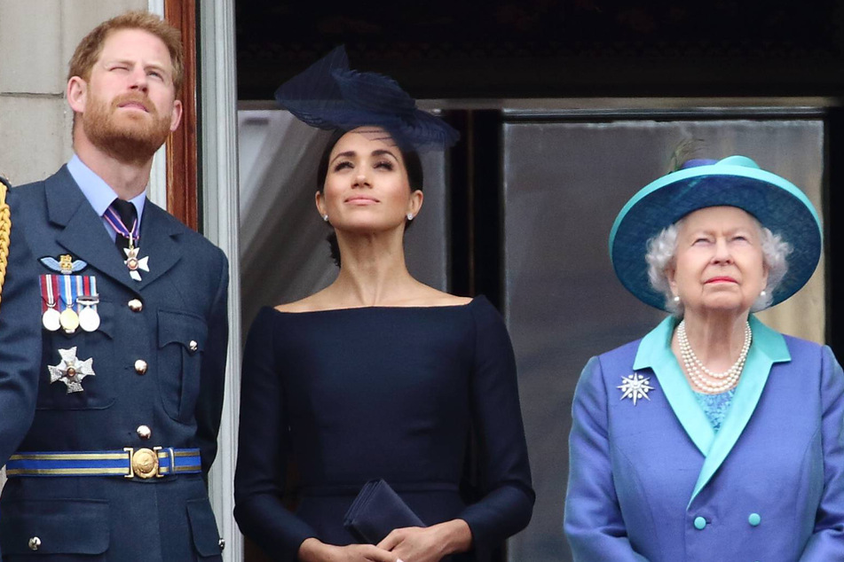 Prince Harry (l) and his wife Meghan (c) have publicly criticized the British royal family on several occasions. Queen Elizabeth (r) is now said to have had enough.