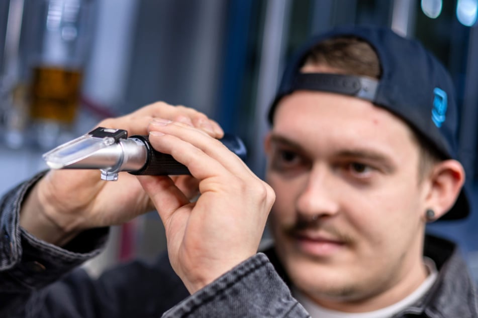 Nino Munzer (26) beim Bestimmen des Alkoholgehalts in seinem Sudhaus.