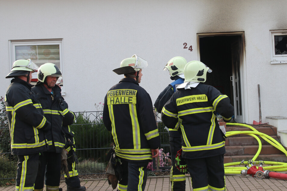 Die Feuerwehr konnte den Brand schließlich unter Kontrolle bringen. Das Haus ist allerdings nicht mehr bewohnbar.