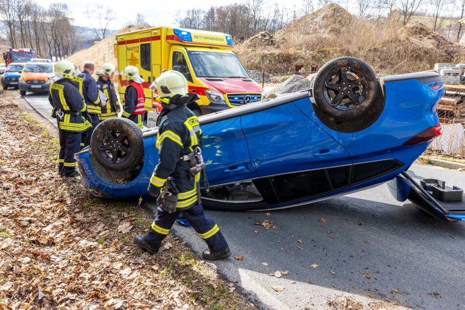 Ein Ford hat sich am Samstag auf der Königswalder Straße überschlagen. Die K7112 musste voll gesperrt werden.