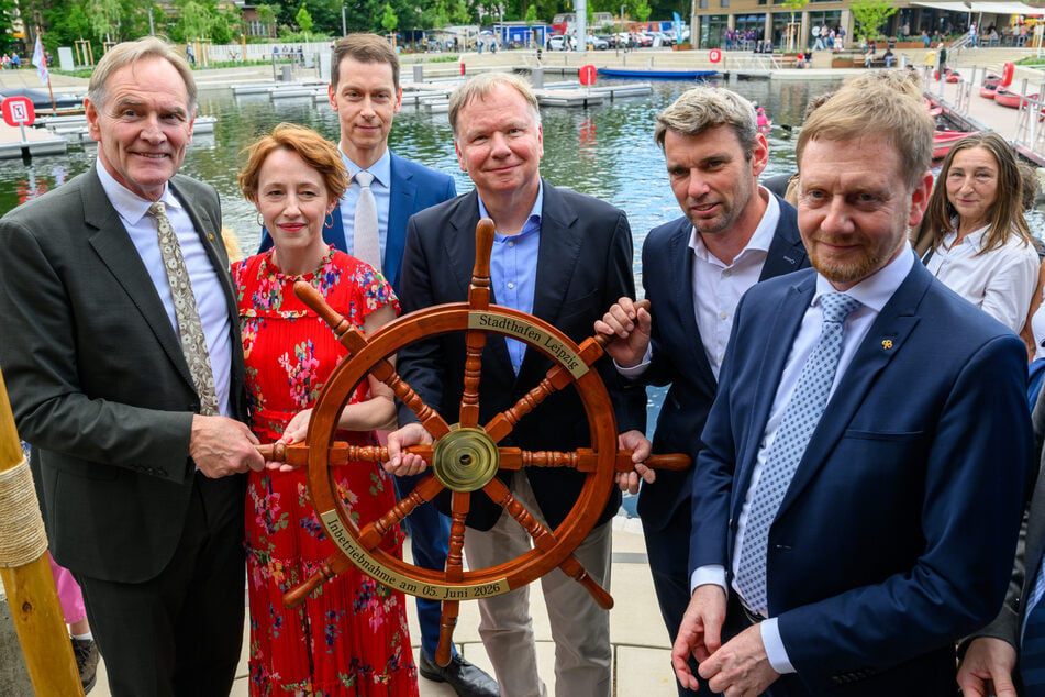 Bei der Eröffnung des Leipziger Stadthafens trug Sachsens Ministerpräsident Michael Kretschmer (51, r.) sein gewohntes Arbeitsoutfit: Anzug und Krawatte.