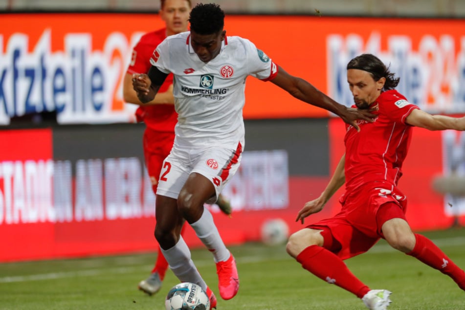 Taiwo Awoniyi (l.) von Mainz und Neven Subotic von Union kämpfen um den Ball.