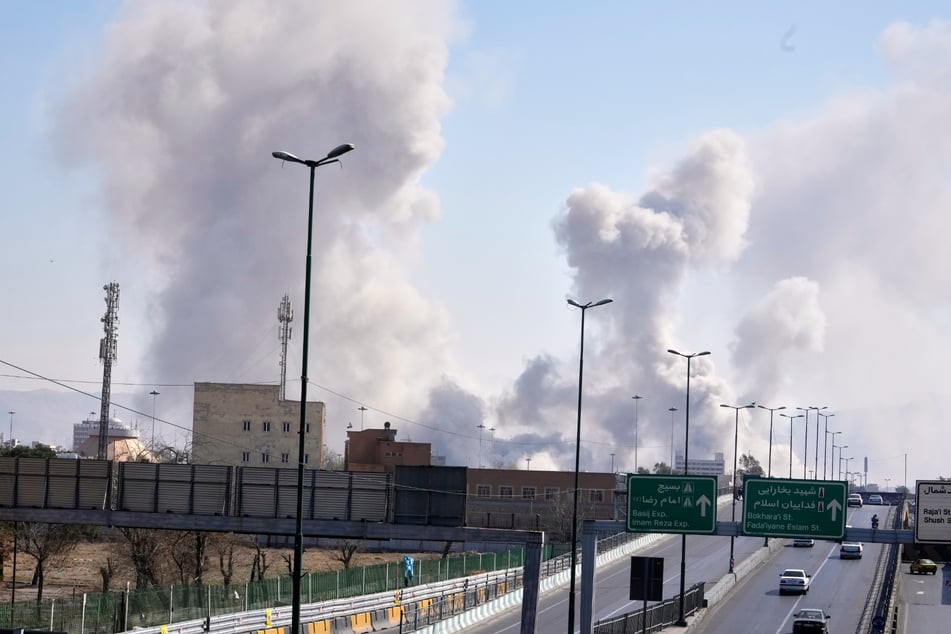 Teheran: Rauchschwaden steigen auf, als während des amerikanisch-israelischen Militäreinsatzes Angriffe auf die Stadt erfolgen.