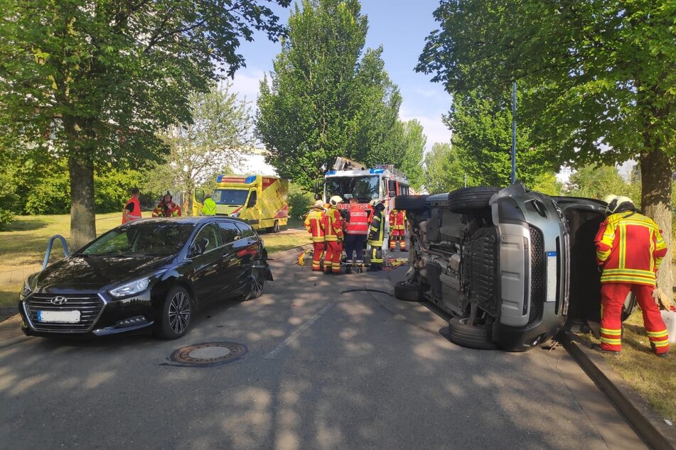 Der Land-Rover (r.) stieß mit dem parkenden Hyundai (l.) am Straßenrand zusammen.