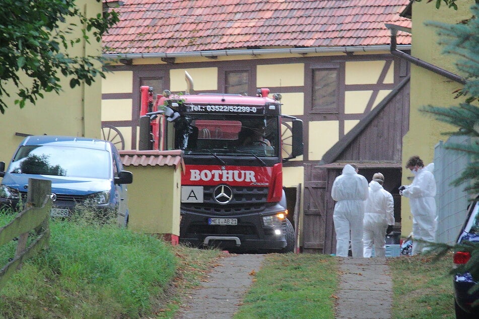 Ermittler am Todesort in Lampertsdorf 2015.