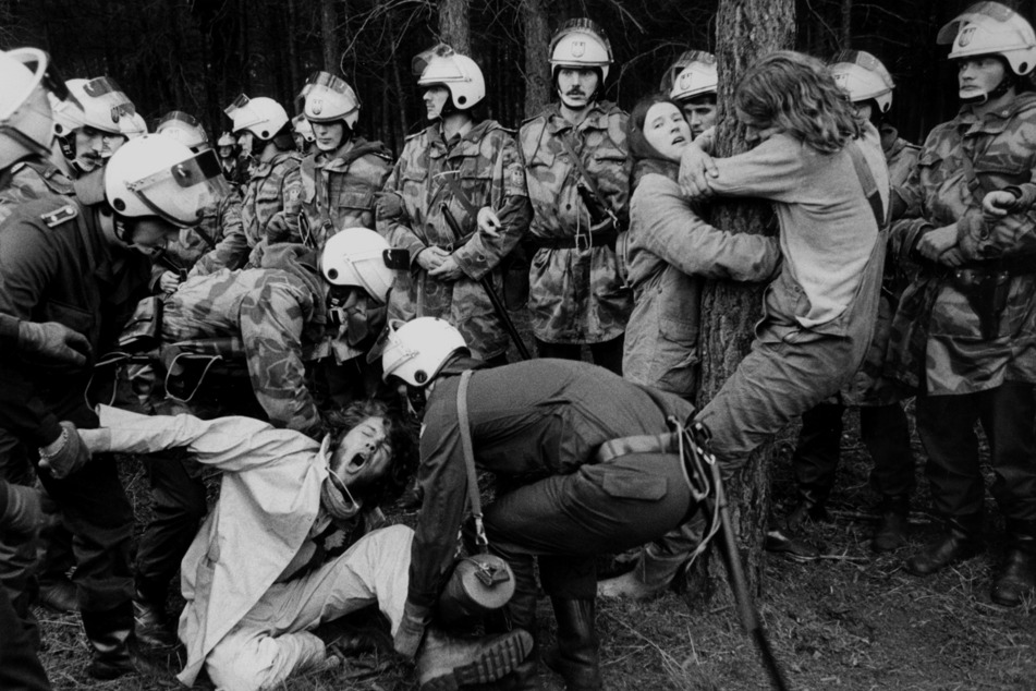 Polizeieinsatz bei einer Demonstration gegen Waldrodung für das Atomlager Gorleben in einer Aufnahme von Hamburger Kiez-Legende und Fotograf Günter Zint (79).