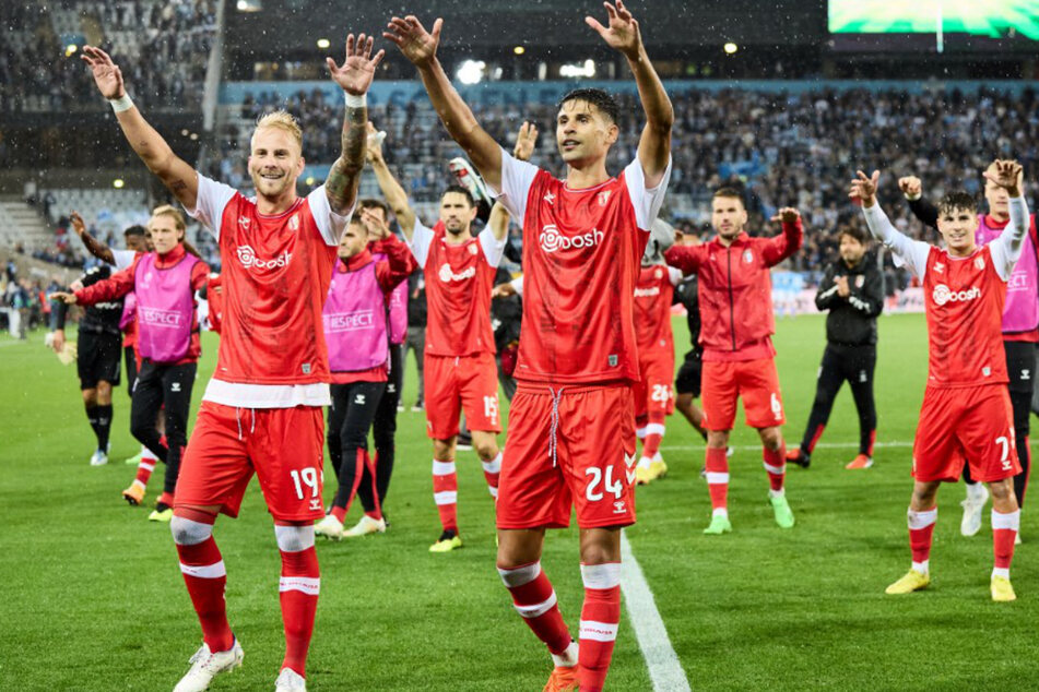 Die Sporting Braga-Stars um Uros Racic (l.) und Bruno Rodrigues feiern den 2:0-Erfolg über Malmö.