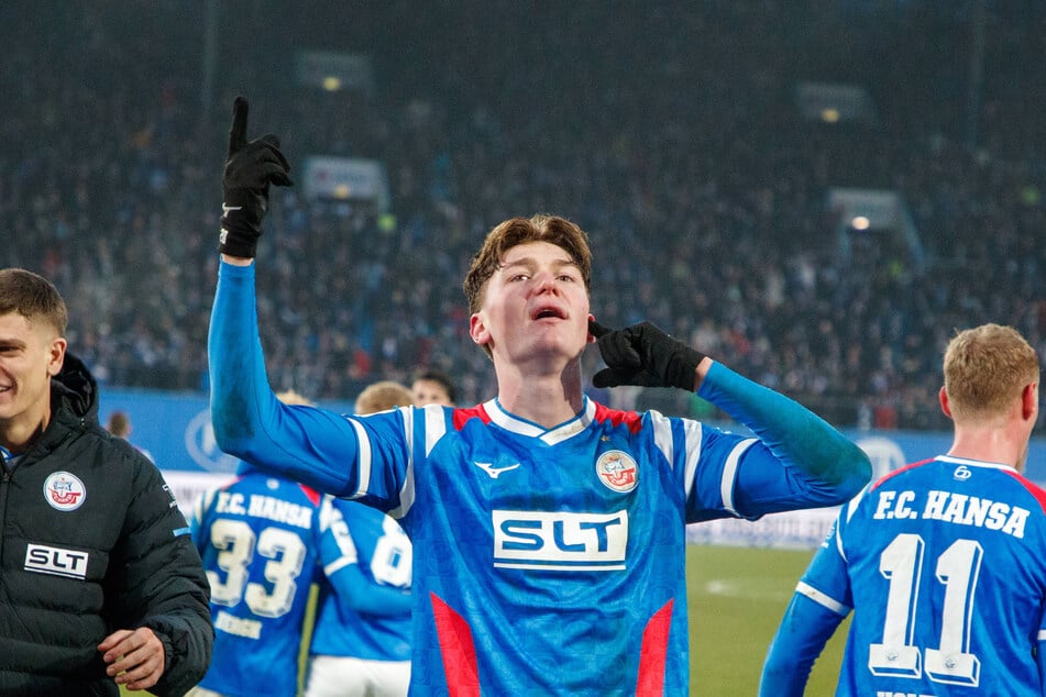 Trotz fortwährender Wechselgerüchte liefert Rostocks Ryan Naderi (22) sportlich weiter ab.