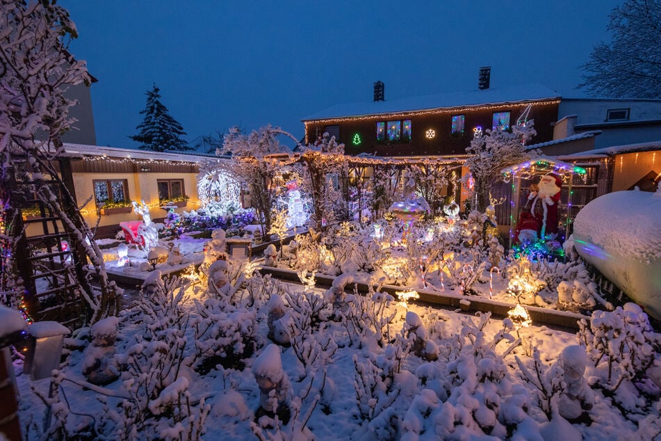 Der gesamte Vorgarten ist mit Weihnachtsdeko und unzähligen Lämpchen geschmückt.