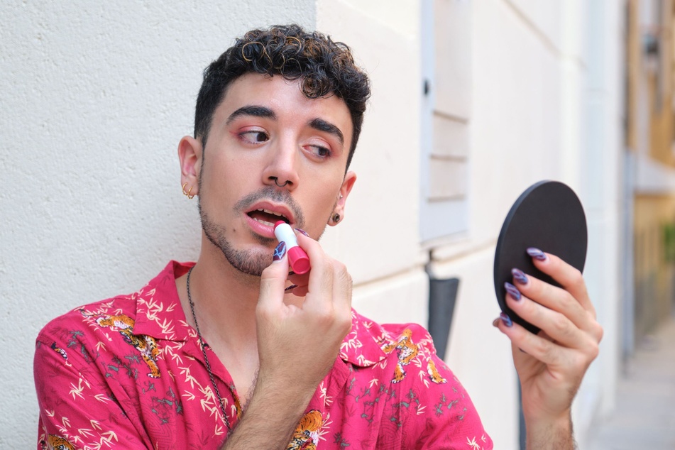 Studie beweist: Männer mit Make-up sind attraktiver!