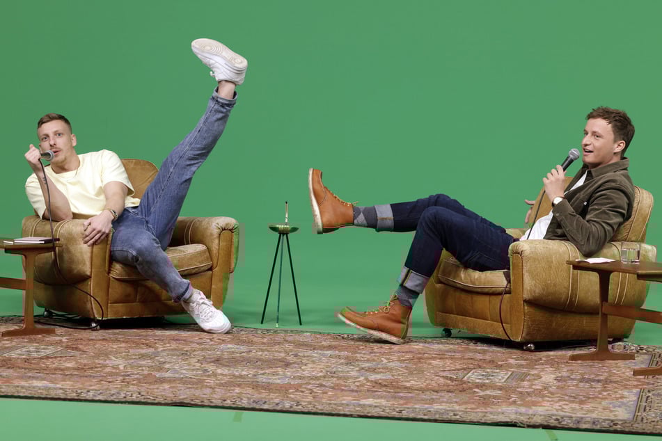 Comedian Felix Lobrecht (37, l.) und Moderator Tommi Schmitt (37) sorgen mit ihrem Podcast "Gemischtes Hack" bei Rapperin Badmómzjay für bessere Laune.