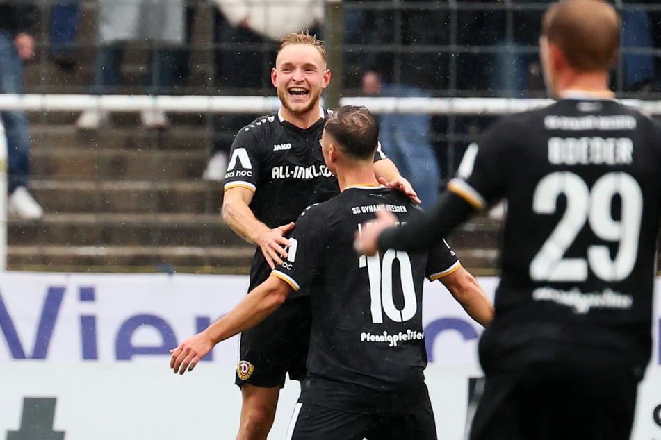 Die Freude bei Tony Menzel (19, h.) ist groß: Für seine Glanzleistung gegen 1860 München wird er vom Kicker zum Spieler des Tages gekürt.