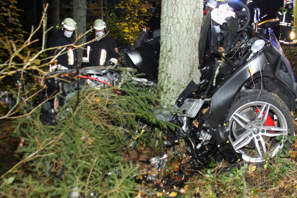 Ein Autofahrer ist bei einem folgenschweren Unfall zwischen Schelldorf und Böhmfeld in Bayern schwer verletzt worden.