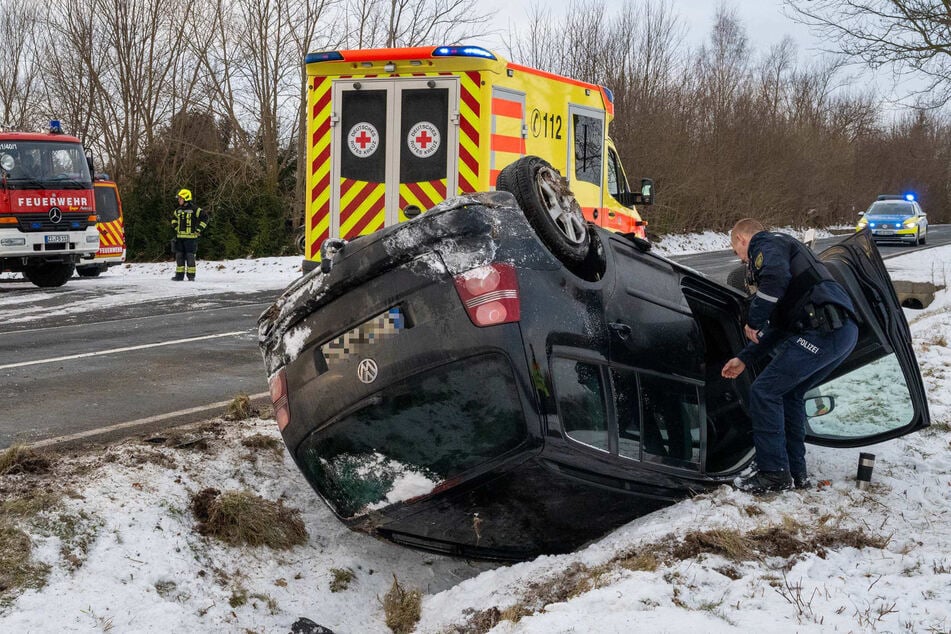 Reh wird Fahrer zum Verhängnis: VW überschlägt sich und landet im Graben