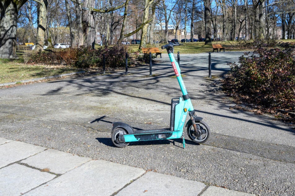 Zunächst war der 27-Jährige mit einem geklauten E-Scooter unterwegs. Doch das sollte noch nicht alles sein. (Symbolbild)