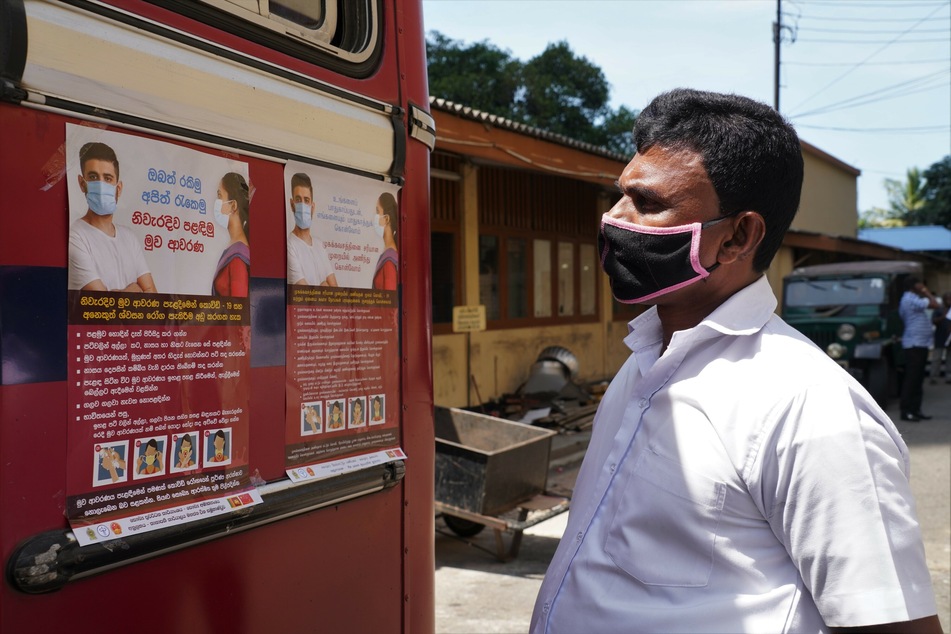 In Sri Lanka kommt man schlimmstenfalls bis zu einem halben Jahr lang ins Gefängnis, wenn man keine Maske trägt.