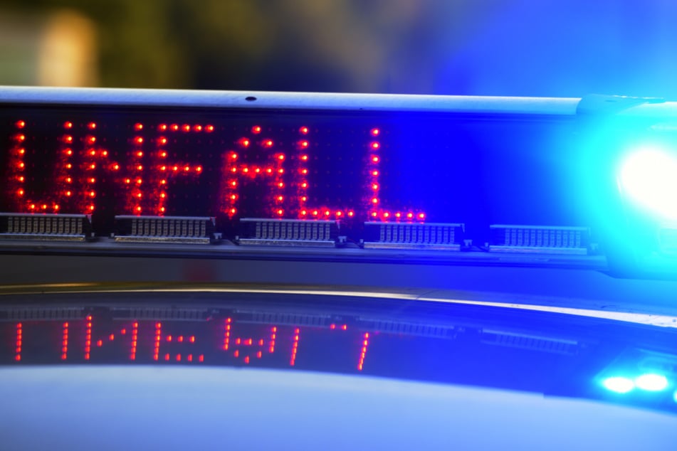 Milchlaster schneidet Kurve und verursacht Unfall: Fahrer flüchtet