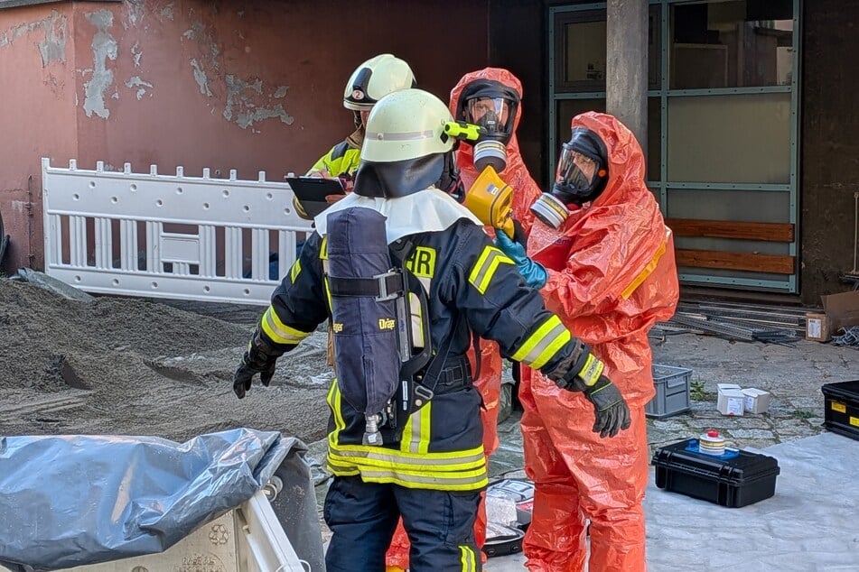 Für einen möglichst realistischen Einsatz mussten die Kameraden natürlich Strahlenschutzanzüge tragen.