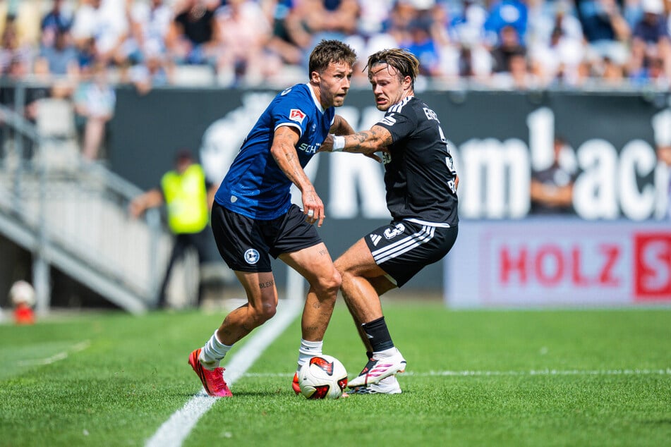 Henry Rorig (r.) und Energie Cottbus schauten gegen Arminia Bielefeld und Dreierpacker Joel Grodowski oft hinterher.