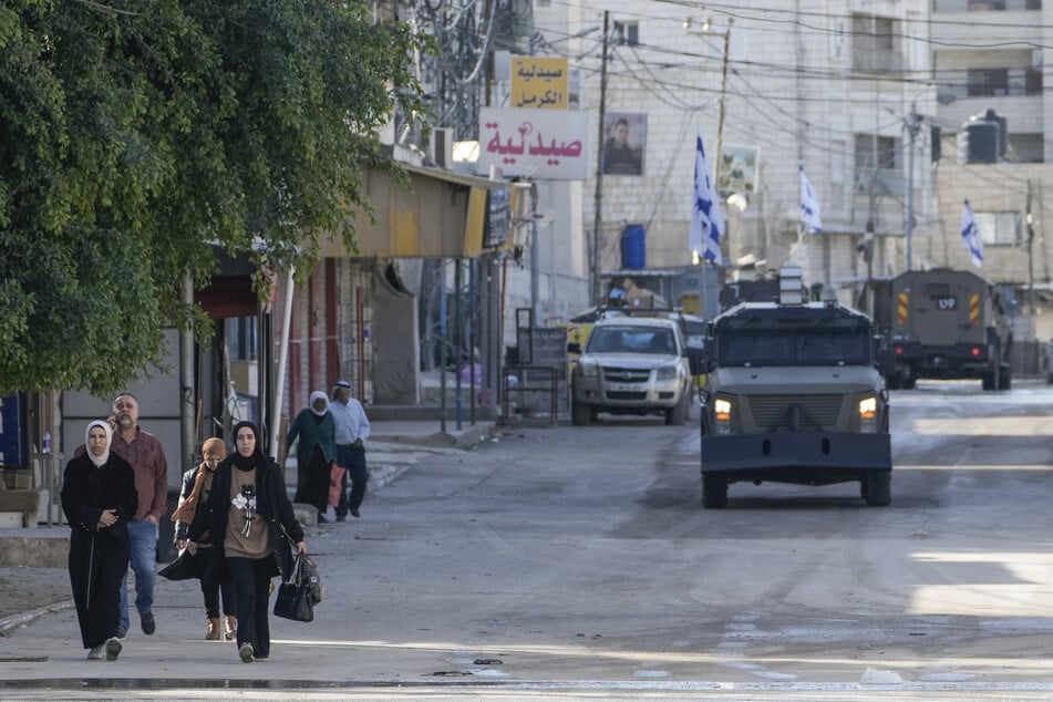 Fahrzeuge der israelischen Armee sind während einer Militäroperation in der Westjordanland-Stadt Dschenin zu sehen.