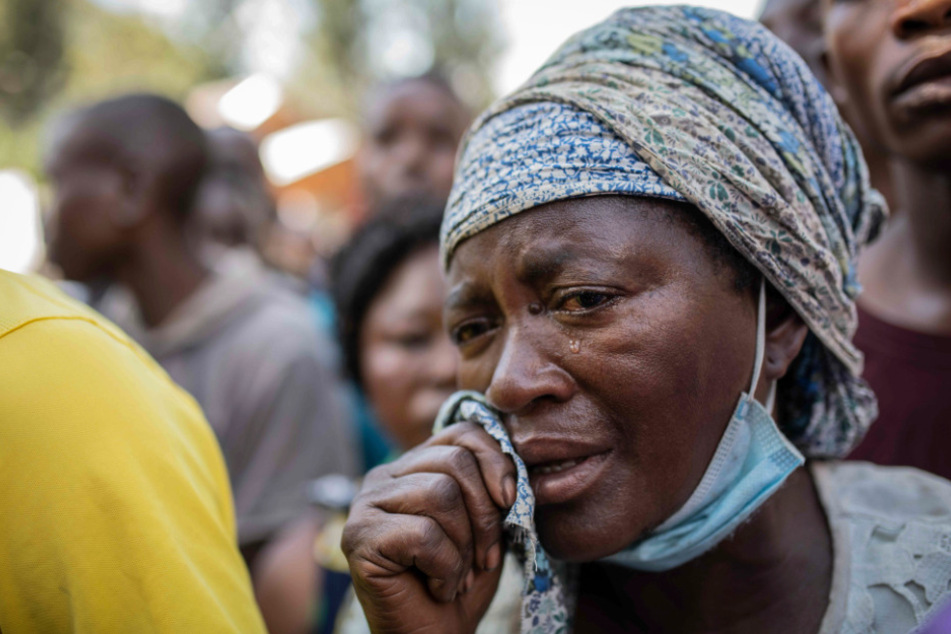 Eine Frau ist nach den Ereignissen in der Demokratischen Republik Kongo verzweifelt.