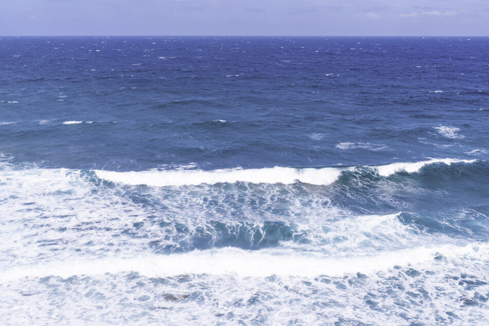 Wellen und Strömungen trieben ein schwimmendes Trio ins Meer hinaus. Durch einen vorbeifahrenden Frachter wurde ein Mann entdeckt.(Symbolbild)