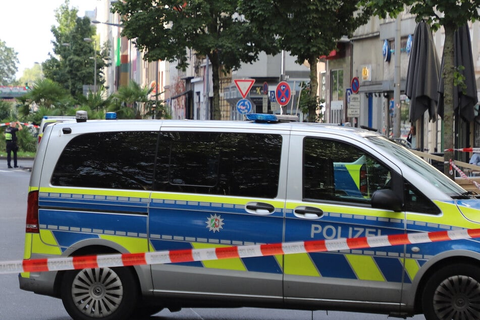 Die Polizei hat den Bereich rund um den Tatort an der Bonner Straße abgesperrt.