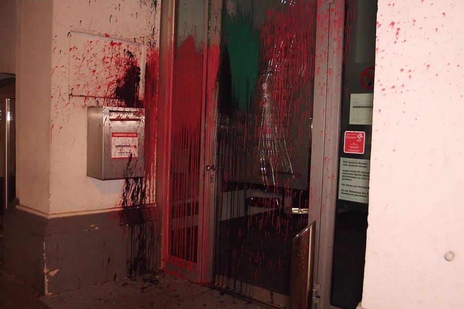 Auch ein Jobcenter wurde Ziel der Attacken und mit Farbe beschmiert.