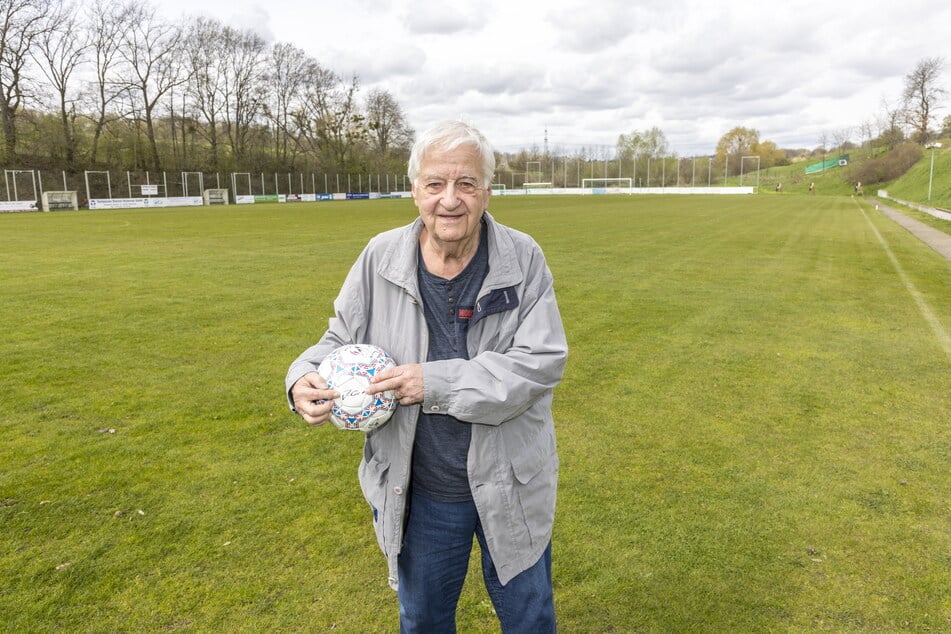 Peter Lemme (84) sucht seine alten Mannschaftskameraden, will die Fußball-Freunde ein letztes Mal zum 50-jährigen Jubiläum vereinen.